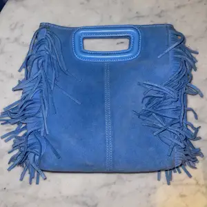 Säljer denna Maje väska i finaste blå färgen, köpt på Nk för några år sedan använd ett tag men fint skick! Kommer med ett tillhörande band 🫶🏼