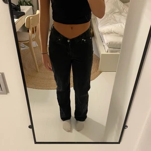Twin denim trouser  - Lågmidjade jeans fram och högmidjade bak från weekday köpta i våras. Straight fit. Strl 27 🫶🏻 Vid intresse eller frågor, kontakta gärna mig❤️