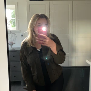 Militärgrön vintage jacka - Militärgrön vintage jacka från H&M med superfina detaljer, använt fåtal gånger & därav säljer jag. Fler/bättre bilder kan fås 🤗