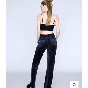 Intessekoll!💙 - Hej! Intressekoll på mina juicy byxor i färgen night sky, inte oanvända men i väldigt bra skick, som nya❤️🫶🏻 kan även tänka mig att byta mot en juicytröja i vilken färg som helst, säljer inte under 900❤️