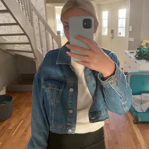 Jeansjacka  - Croppad jeans jacka i en blå färg från NA-KD. 💞