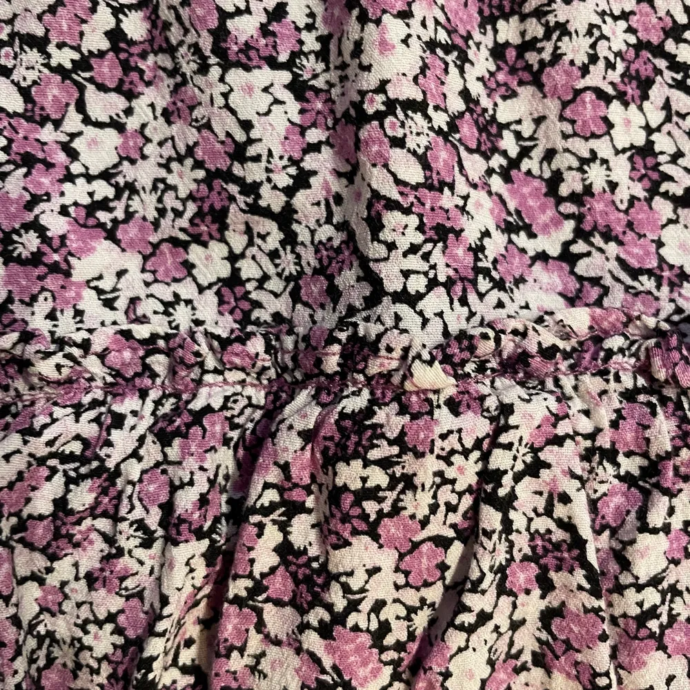 En jättefin blommig volang kjol från zara med inbyggda shorts:). Kjolar.