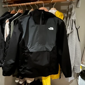  The North face jacka  - Nyskick north face jacka som kan användas i skidbacken, vindjacka, regndagar osv. Kan frakta eller mötas upp!