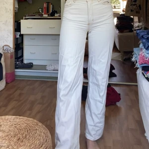 vita vida jeans - inga synliga fläckar trots vän använda, najs jeans! 😇