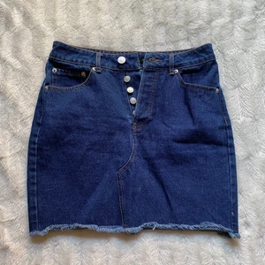 Jeanskjol från bikbok  - Säljer denna mörkblåa jeanskjol i superbra skick från bikbok i storlek XS pga den är för liten för mig, jag är vanligtvis en S-M/36-38. Om du har fler frågor om mått, frakt m.m. är det bara att höra av dig!❣️