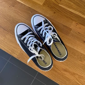 Converce  - Låga, svarta converce i nyskick🖤 Har bara använt dem fåtal gånger. Storleken är 36.5 men passar även mig som har 37 i storlek. Frakt tillkommer