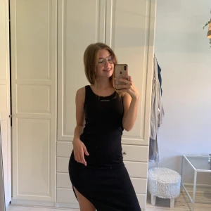 Calvin Klein slits klänning  - Oanvänd med prislappen kvar, storlek S.