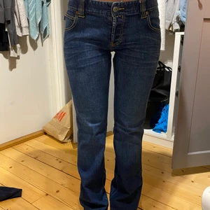 Vintage lågmidjade jeans  - Dessa är min mammas gamla jeans, de är lågmidjade och bootcut och passar strl S-M. Märket heter FCUK jeans. Skriv till mig om intresse finns💗