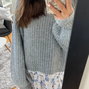 Grå stickad tjocktröja från Gina Tricot - En super fin och bekväm tröja från Gina Tricot! Knappt använd, Max 5 gånger!💕💕 