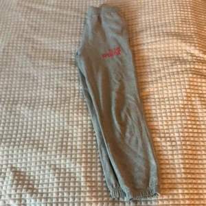 Mjukisbyxor  - Mjukisbyxor i använt skick. Storlek 134/140