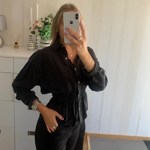 Svart skjortttröja storlek 36 - En svart/grå skjjortttröja med knappar från Gina Tricot. Väldigt skönt och luftigt material. Använd ett fåtal gånger. 