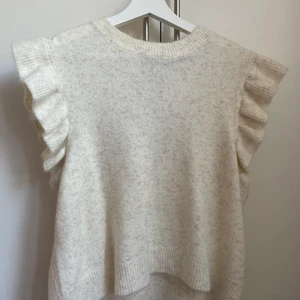 Söt topp  - Säljer denna söta stickade toppen från vero Moda i beige/vit. (Original pris 299kr)🫶🏻 köptes i början av året. Storlek L men passar från S-Lberoende på hur man vill att den ska sitta. Paketet kan skickas/ eller mötas upp i Stockholm. (Kan tänka mig att sänka priset vid snabb affär). 