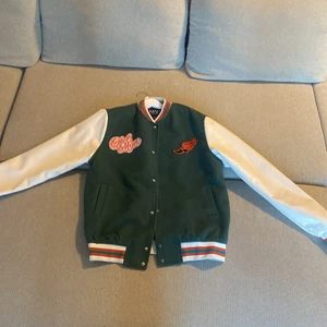 VARSITY JACKET / HOMME - VARSITY JACKET för 500kr i storlek M, vårjacka som har använt den ett fåtal gånger 