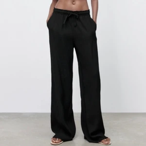 Svarta linnebyxor zara  - Svarta linnebyxor från zara storlek xs byxorna är i nyskick och sitter perfekt på mig som är 175 cm  Skriv för egna bilder 🥰