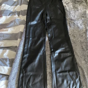 Asos (TALL) strl 34 - För alla långa tjejer där ute, ett par långa läder byxor från asos! Jag är 182 sitter bra men är för små. Ska strykas! Använda (nypris 349 kr)