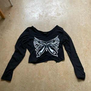 Tröja - Säljer denna fina tröja. Jätte lent och skönt material.säljer den pga förstor och inte min stil. Kontakta om ni har frågor! 