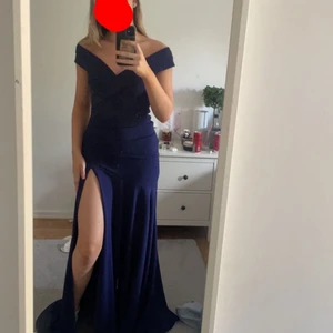 Balklänning  - Säljer min superfina balklänning pga jag inte kommer ha någon andvändning för den❤️‍🩹 köpt från bubbelroom för 1000kr och har bara andvänt den 1 gång⭐️