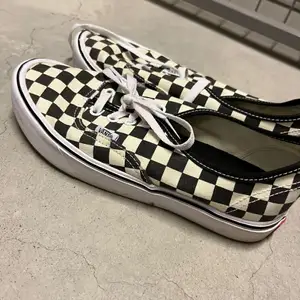 Oanvända Vans skor!! Väldigt bra skick men säljer pg inte kommer till användning, Ändväng max 1gång. Slk 37 men passar mig som brukar ha 38. Skriv till mig ifall du har några frågor💗💗🥰 Budet börjat på 125kr, Köpare står för frakt!