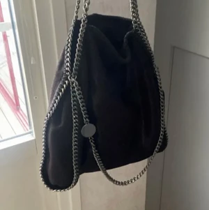 Stella mccartney - Stella liknande väska,jätte rymlig perfekt skolväska köpte för 700 dom två första bilderna är lånade av förra ägaren. Hör av er vid frågor o fler bilder💓