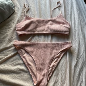 Rosa bikini - Från hm, lapparna är bortklippta men skulle säga att den är i storlek S. Banden är skjutserbara. Färgen är så fin rosa i verkligheten 💗 pris 30kr+frakt (frakten är 13kr) 