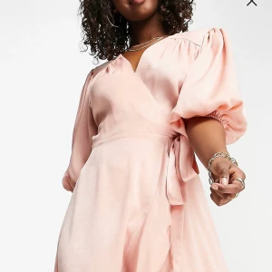 Rosa satin klänning från ASOS  - Säljer min helt nya satin klänning från ASOS i storlek 38. Klänningen är aldrig använd och lappar sitter kvar! 