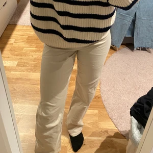 Jeans - Beiga jeans från Lindex i stretch denim. Skrynkliga pga att de legat i garderoben väldigt länge då jag ej använt dom. Justerbara i midjan