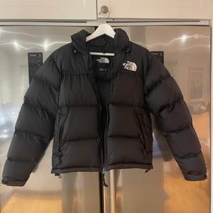 The north Face 1996 retro nuptse jacket inköpt på the northface store på Kungsgatan i oktober 2020. Mycket sparsamt använd, som nyskick. Nypris 3699kr, enligt deras hemsida, kvitto finns. Herrstorlek XS, passar mig som vanligt vis har s/m och är 170 lång.