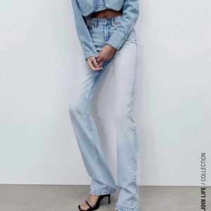 zara mid rise jeans - snygga zara jeans ( mid Rise straight leg ). passar på mig som är 170 cm lång. Fint skick och säljs inte längre på zaras hemsida 💕  Obs! Köparen betalar frakt