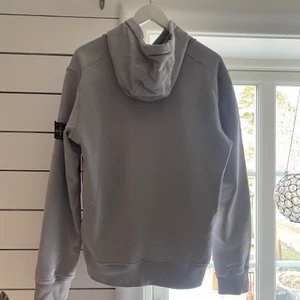Stone Island Hoodie - Stone Island Hoodie ’stone grey’ - 2020. Strl. M - normal passform. Skick 9/10 Förövrigt ett mycket bekvämt plagg och en perfekt hoodie inför våren/sommaren
