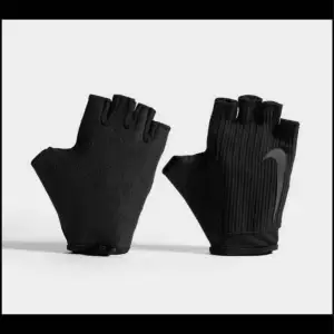 Under Armour tights - S  350kr Säljer helt nya Nike studio fitness gloves - storlek XS 200kr 
