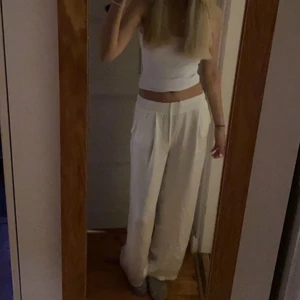 Vita silkes byxor - Vita silkes byxor från bershka, för ungefär en månad sedan och enbart används ett fåtal gånger. Tror jag köpte den för 300/400 kr. Finns inga fläckar eller hål på dem. Skriv för mer bilder eller info. Jag är 177 och är S💗