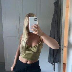 Olivgrön topp med knyte  - Toppen går att knyta på olika sätt runt halsen🥰 frakt ingår ej