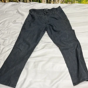 Armani Jeans - Storlek: Ca 170. Byx knäpparen har försvunnit så den är ersatt med en klassisk knapp som inte har ett märke.