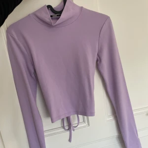 Topp - Jättefin lila topp från Bikbok, använd några gånger. Har öppen rygg så går att knyta så hårt man vill ha det. Storleken är XS🤎