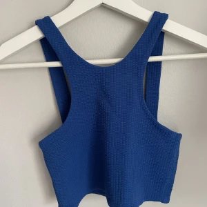 Topp - Skitcool top från Zara💙 Framsidan på toppen är alltså första bilden men det går att ha den på bägge sätt😇Aldrig använd. 