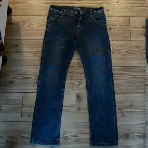 Skit snygga jeans i storlek 164, Lågmidjade secondhand💕passar mig så brukar ha 36/S i jeans!