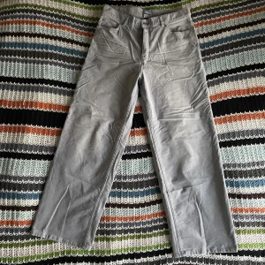 Weekday lashes oversized trousers - Finfina byxor från weekday i skönt material och cool färg :) aldrig använda! <3 Storlek 42 (damstorlek)