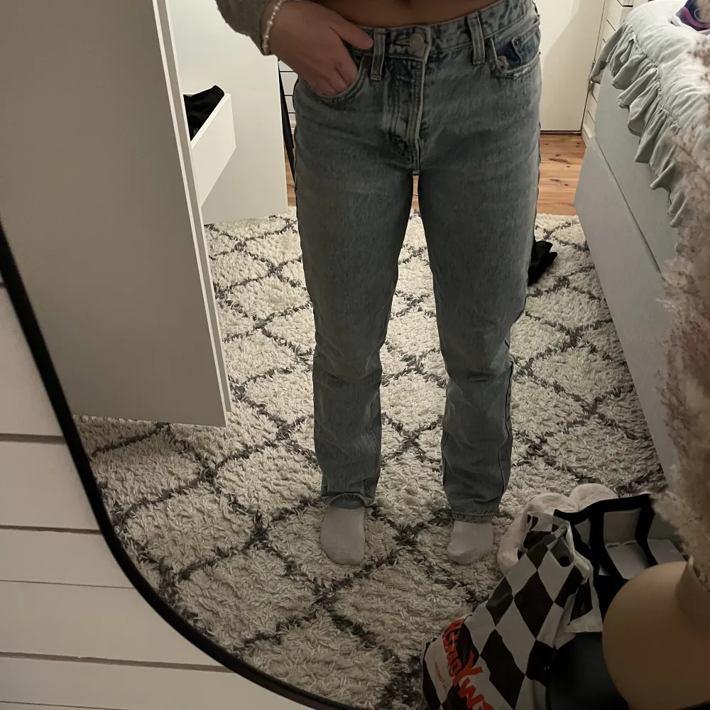 Raka jeans från zara som är midrise🫶🏻 spårbar frakt 69kr. Jeans & Byxor.