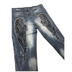 Y2K BAGGY ANGEL/WINGS JEANS - Baggy. Midja e 36. Vingarna får dig flyga så högt du kommer till himlen🙏🕊️  Measurements :  -Waist 45cm