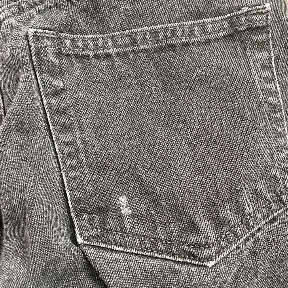 Weekday jeans i en urtvättad svart färg (inte lika grå som på andra bilden i verkligheten). Perfekt skick förutom en liten slitning på ena bakfickan som kan ses på andra bilden. Storlek 27/30 🖤. Jeans & Byxor.