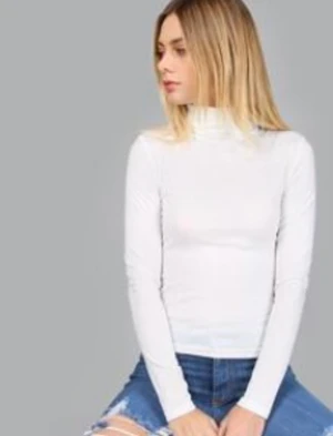 Polotröja  - Två stycken polotröjor, en svart och en vit. Båda tröjorna är i storlek M och är rätt så tunna i tyget. Har använts 1-2 gånger och är super fina att ha till en stickad tröja för att få mer detalj på outfits. Köpta för 80kr styck, säljs för 15kr styck.