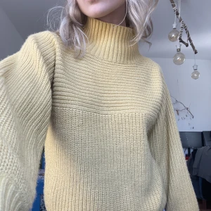 Stickad tröja - Varm och mysig tröja från monki, använd fåtal gånger. XS men passar mig som brukar ha S!