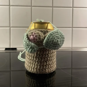 Handvirkad rolig mugghållare med bröst - Virkar på beställning. Beroende på antal beställningar så tar det ca 3-4 dagar.  Finns även en mugghållare med bröst.  Skicka meddelande med önskemål på färg på bh!  Rolig present eller bara ha stående som inredning.  250kr för en, 400 för två. 