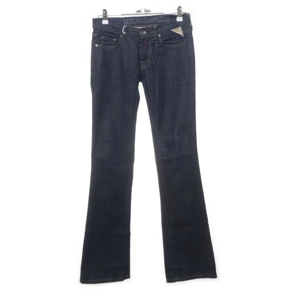 lowrise replay jeans i väldigt fint skick. säljer då dom tyvärr är alldeles för långa på mig som är 1,52cm 🥲 jeansen är stretchiga! midjemått: 70cm, innerbenslängd: 81-82cm. frakt 64kr 💕. Jeans & Byxor.