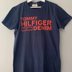 T-shirt - En fin mörkblå T-shirt från Tommy Hilfiger. Tröjan är använd men är i fint skick! 