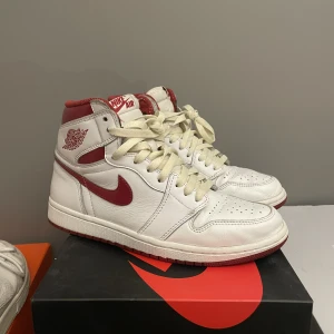 Jordan 1 high red metallic  - Väldigt bra skick, box medföljer Nypris är ca 4800kr 