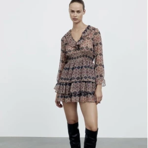 Klänning - Säljer min fina zara klänning. Använd en gång. Perfekt för fest eller middag. Säljs inte längre