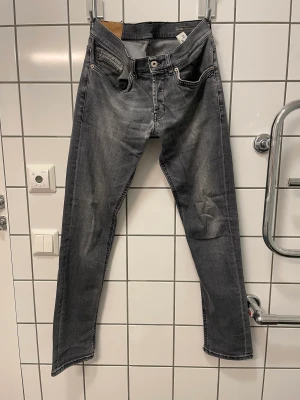 Dondup Jeans  - Säljer mina dondup jeans i storlek 28. Det finns små tecken på andväning och en lagning i skrevet, det märks dock inte när man har på sig de eller syns. Nypris 3500kr men jag säljer för endast 649kr! Skriv för mer bilder eller frågor!