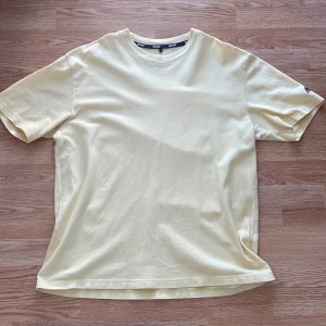 Palace - Basically A Pique T-shirt - Inköpt 2018, sparsamt använd och bra skick. Kvitto finns.   I riktigt schyssta sommar/vårfärgen Sunshine Yellow. 