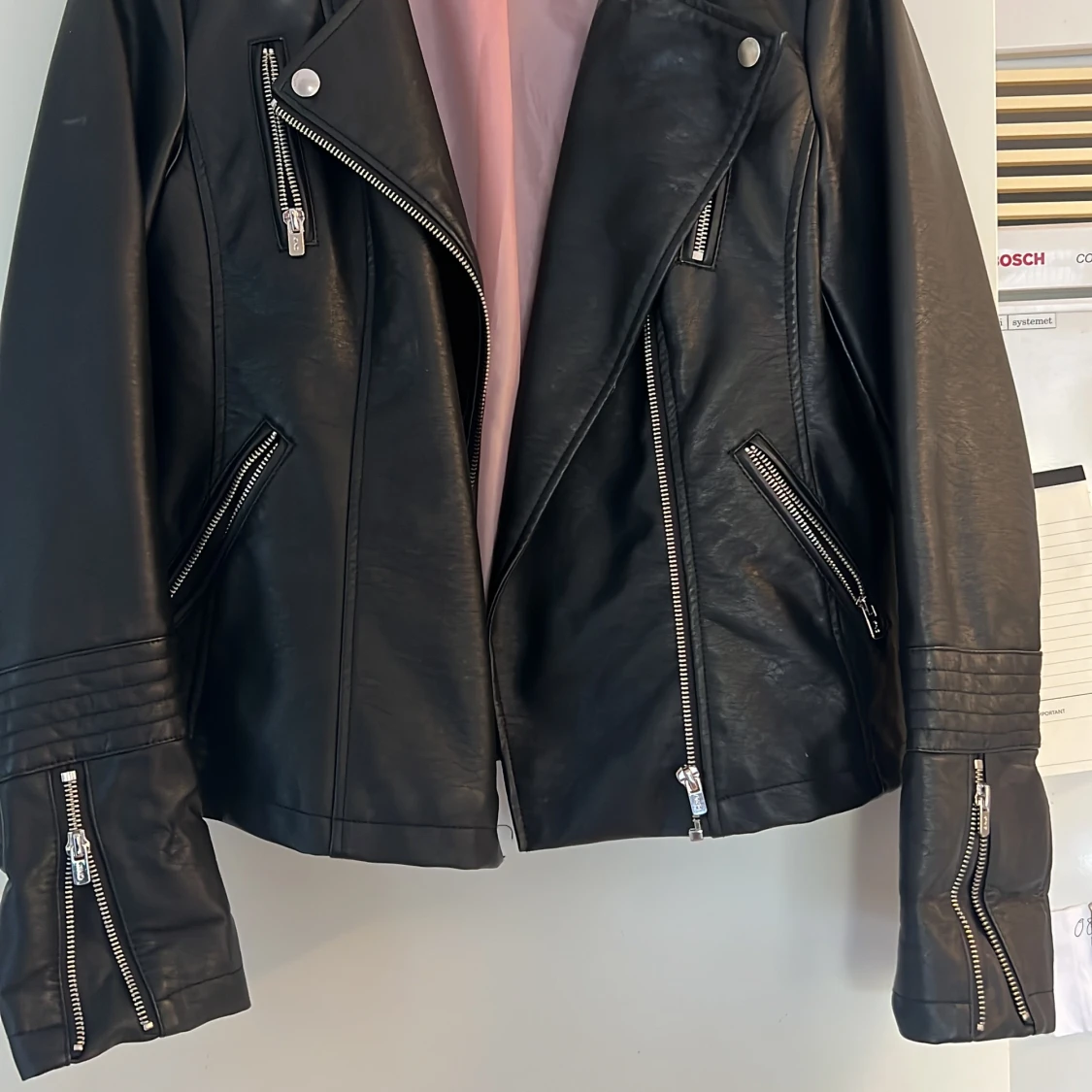 Svart bikerjacka i läderimitation  - 90